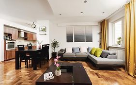 Lumina Spacious Apartment Near The Railway Station